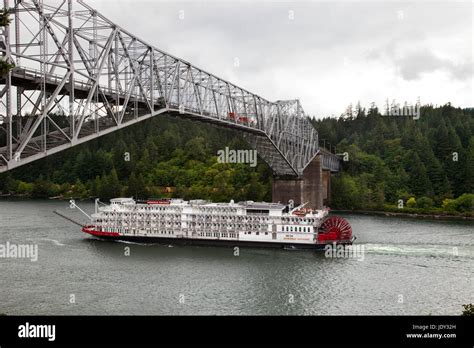 Bridge of the gods and touristic river boat, Columbia river gorge, area ...