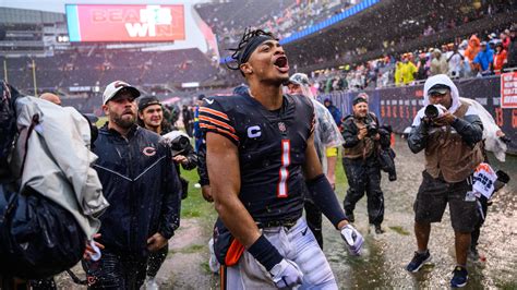 Bears vs. 49ers: QB Justin Fields slides through rain after win