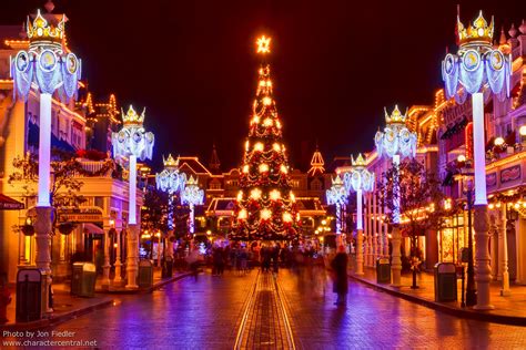 DLP Dec 2011 - Walking down Main Street USA at Christmas | Flickr