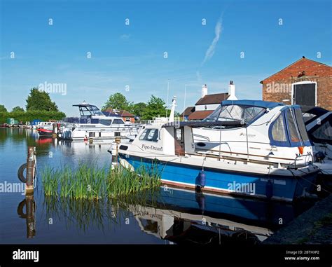 Boats moored in the canal basin in West Stockwith, Lincolnshire ...