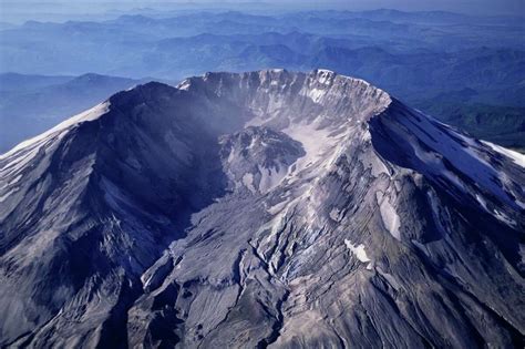 Swarm of quakes sign of Mount St. Helens 'recharging'