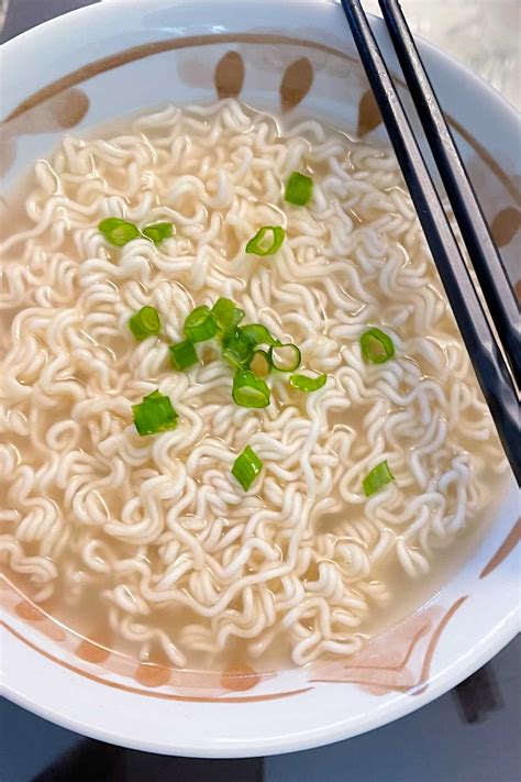 How to Microwave Ramen (Best Instant Ramen Noodles Recipe) - IzzyCooking