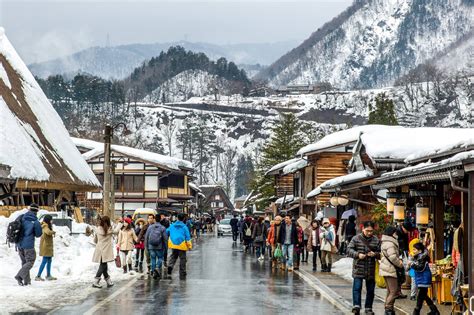 寒蝉鸣泣之时的村庄——白川乡。因为每年冬季的点灯日人气太高