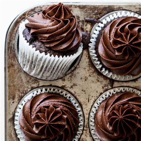 Easy one bowl chocolate cupcakes - Simply Delicious