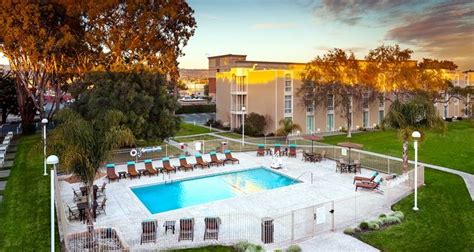 Hilton Oakland Airport | Airport hotel, Hotel, Outdoor pool