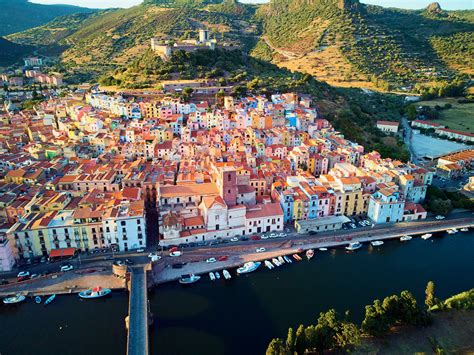 Borgo di Bosa, Sardegna: il paese più colorato dell'isola | Viaggiamo