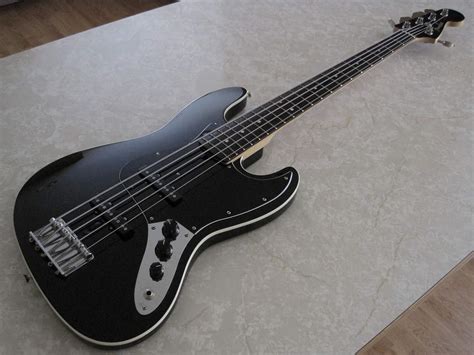 Is there a Fender or Squier... | TalkBass.com