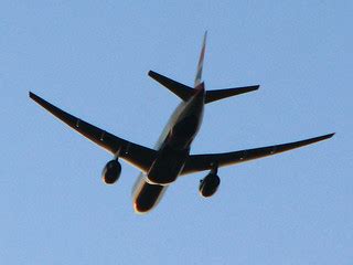 Plane Silhouette | An airplane flying low overhead above Win… | Flickr