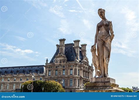 Tuileries Garden Statue. Tuileries Garden (Jardin Des Tuileries) is a ...