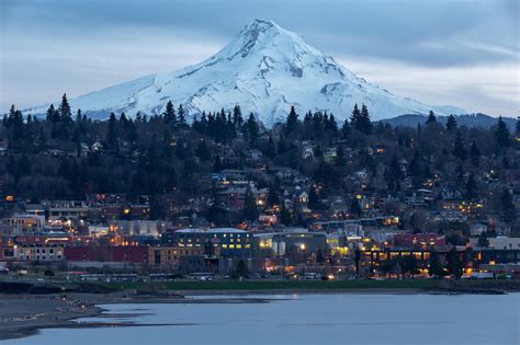 Hood River looking cozy on a Saturday night : r/oregon