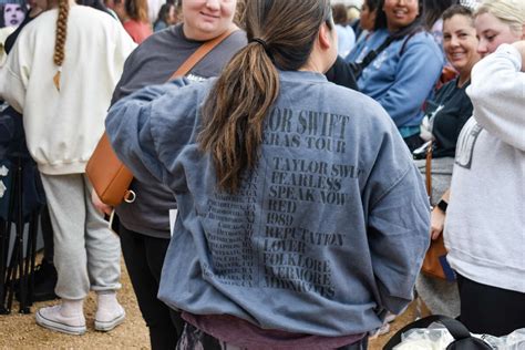 Thousands of fans line up for Houston Taylor Swift merch