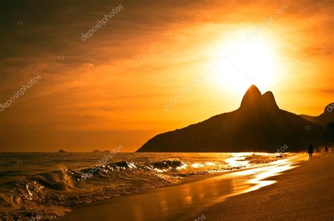 Warm Sunset on Ipanema Beach — Stock Photo © dabldy #95918412