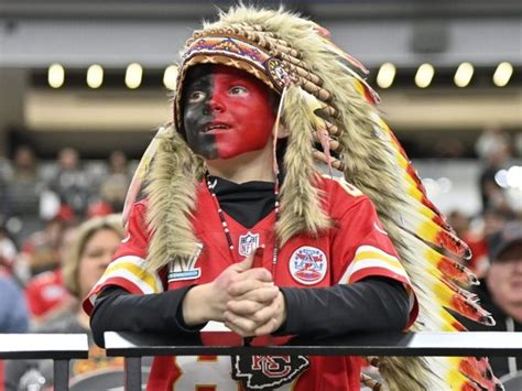 Deadspin ripped for outrage over young Chiefs fan with painted face ...