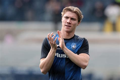 Manchester United agree deal to sign Atalanta forward Rasmus Hojlund ...