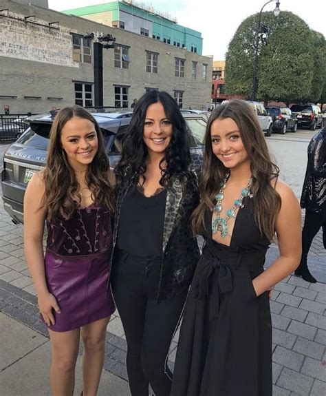 Sara Evans and her daughters Aubrey and Olivia : r/ladiesofcountrymusic