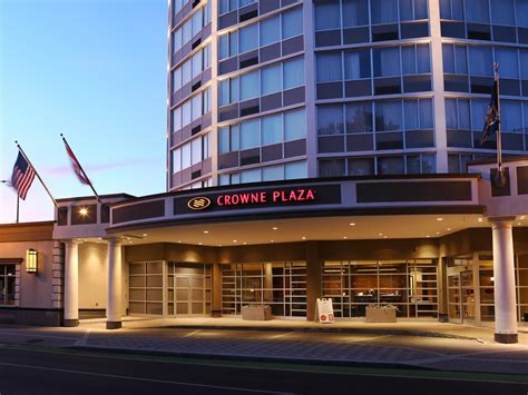 Pet-Friendly Hotels in New York near Syracuse Airport | Crowne Plaza ...