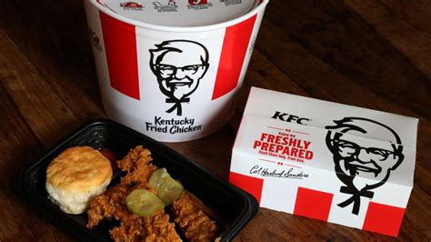 KFC Inggris Tuai Protes Usai Tayangkan Iklan Makan Ayam Sambil Jilat Tangan | kumparan.com