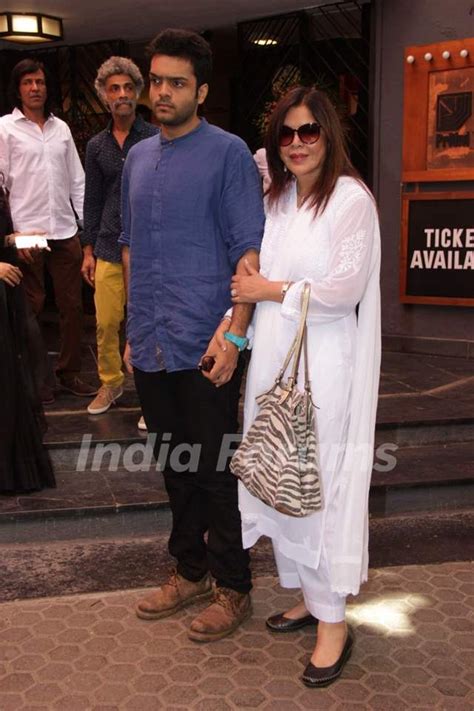 Zeenat Aman poses for the media at the Felicitation Ceremony of Shashi ...