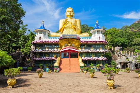 Premium Photo | Golden temple of dambulla