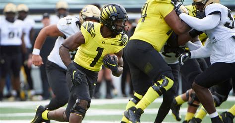 Oregon running back Trey Benson enters transfer portal - On3