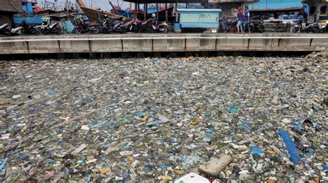 Sampah Plastik Menumpuk di Laut Pesisir Jakarta