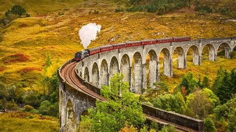 Der Jacobite-Dampfzug beim Überqueren des Glenfinnan-Viadukts in Inverness-shire, Schottland ...