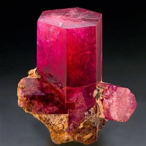 Red Beryl from Utah | Crystals minerals, Minerals and gemstones, Rocks ...