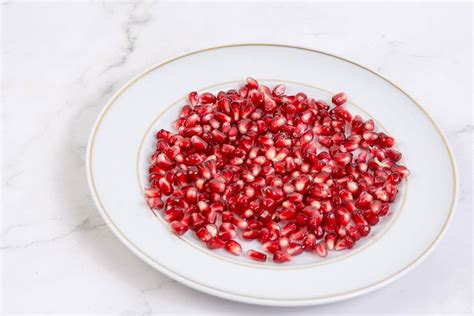 Fresh Pomegranate on the black tray - Creative Commons Bilder