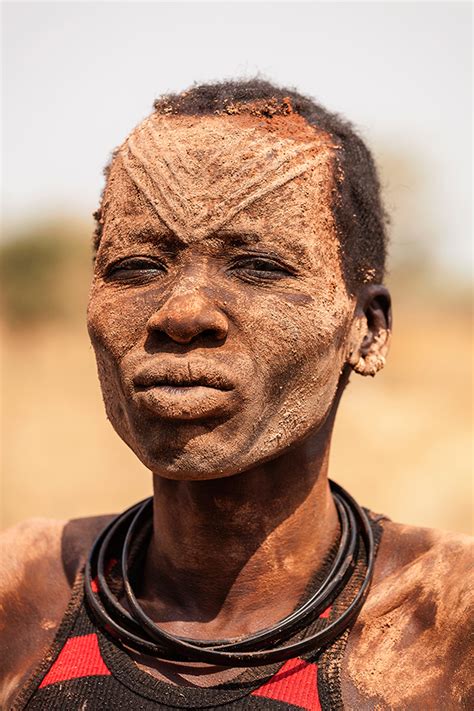 Photographs of the Isolated Mundari Tribe and Their Precious Cattle ...