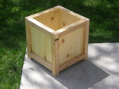 Simple wooden planter box to make. | Wooden flower boxes, Large wood planter boxes, Wood planters