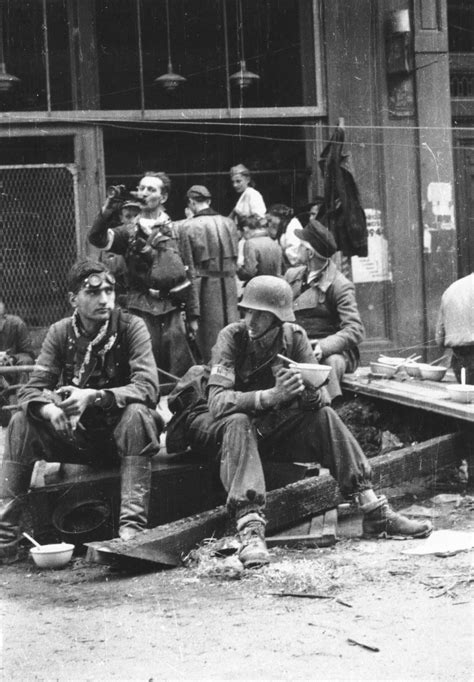 Photos From Behind The Barricades At The Warsaw Uprising (1944) - Flashbak