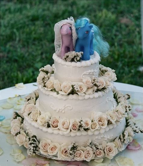 My Little Pony Collector: Yum! Pony Wedding Cake