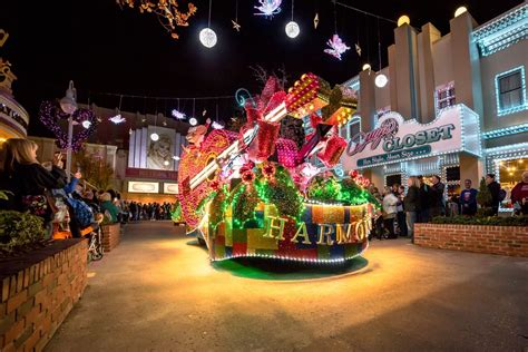 Dollywood's Smoky Mountain Christmas features 5 million lights, Coat of Many Colors parade | WZTV