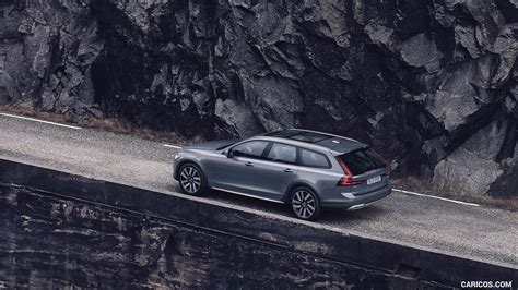 2020 Volvo V90 Cross Country Recharge T8 plug-in hybrid (Color: Thunder ...