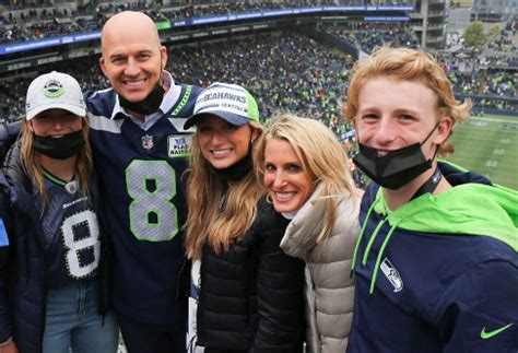 Who is Matt Hasselbeck Wife(Sarah Egnaczyk)? Meet Their Three Kids - News Colony