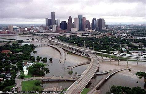 Tropical storm lingers, kills 4 in Texas / Disaster declared as Allison traps thousands on roofs