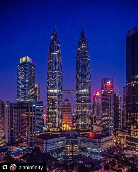 Petronas Twin Towers in Kuala Lumpur, Wilayah Persekutuan, Malaysia ...