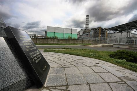 Archivo:Chernobyl-4 and the Memorial 2009-001.jpg - Wikipedia, la ...