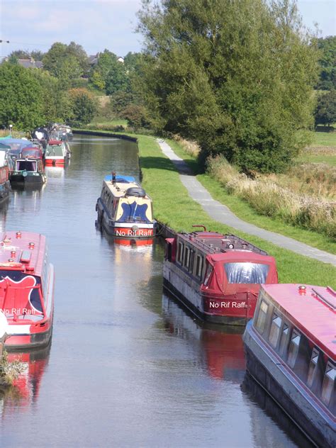 Leeds and Liverpool Canal Walking Holiday, 127 miles of great walking