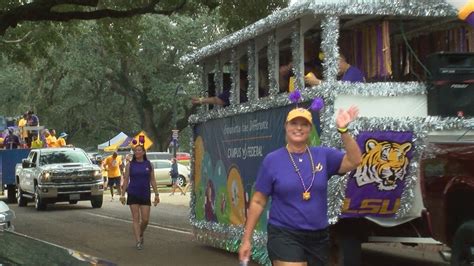 LSU homecoming parade floats through campus