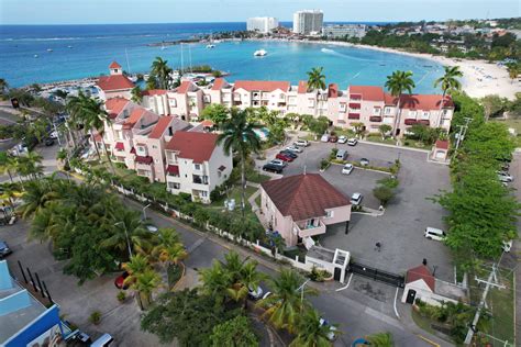 OCEANFRONT RESTAURANT, BAR, AND GIFT SHOP. OCHO RIOS, JAMAICA - LocatorZONE