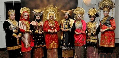 6 Pakaian Adat Sumatera Barat yang Penuh Makna - Onthespotrest