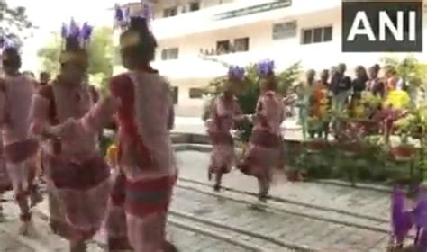 Gujarat School students perform Mizoram's traditional Cheraw Dance ...