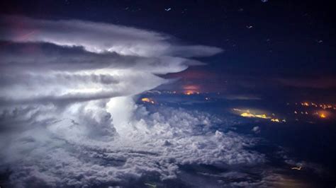 Spectacular photos of thunderstorms at 37,000 feet captured by a pilot from cockpit – Vuing.com