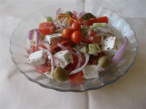 Grčka salata - jako ukusna salata sa maslinama,feta sirom i ostalim povrćem. #recepti #kuvar ...