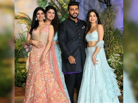 Janhvi Kapoor Misses Sridevi At Sonam Kapoor Wedding Reception Arjun Kapoor Showers Love - Filmibeat