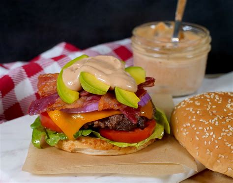 Hamburguesas con Aguacate, Tocino y BBQ-Mayo - Mi Cocina Rápida