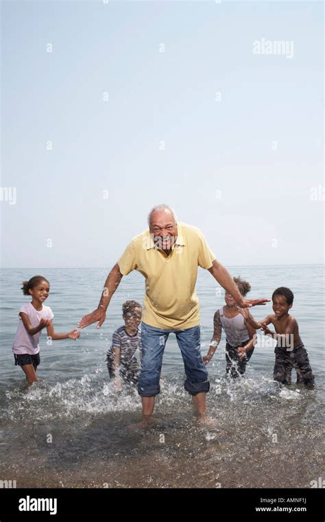 People being splashed water water hi-res stock photography and images - Alamy