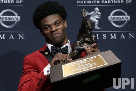 Photo: Louisville quarterback Lamar Jackson wins the Heisman ...