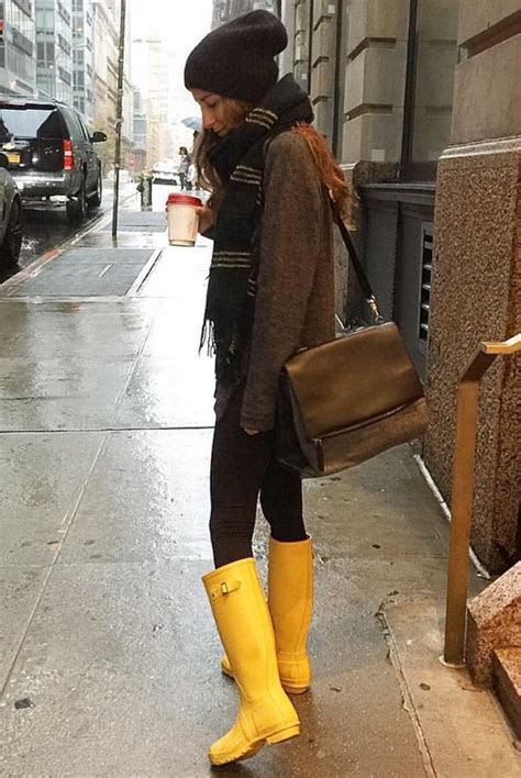 What to Wear with Rain Boots: Best Outfit Ideas | Fashion Rules ...